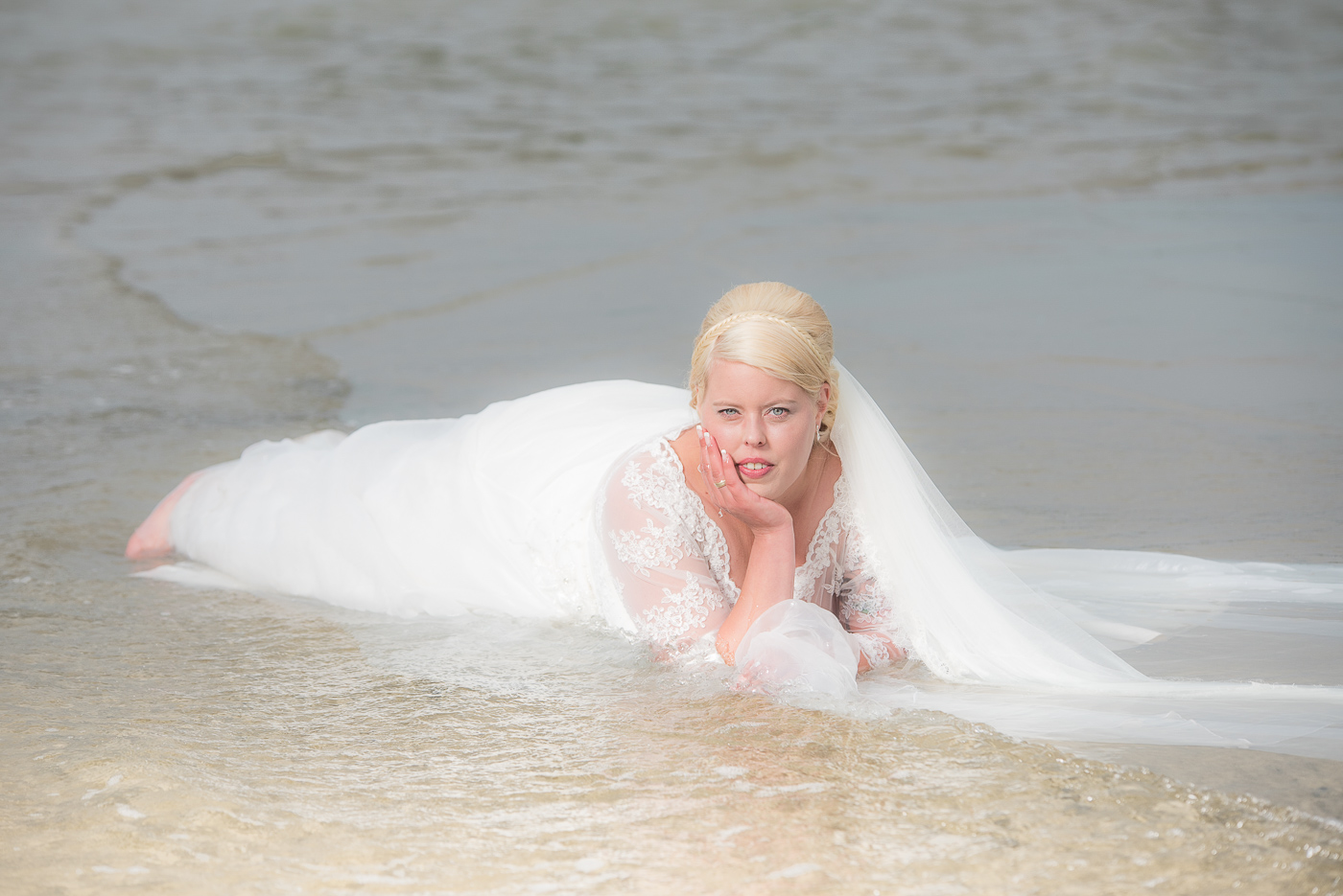 Hochzeit 04 Braut im Wasser